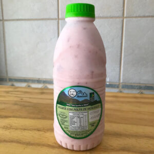 Iogurte integral (não-orgânico) com morango orgânico e açúcar demerara orgânico de Agricultura Familiar Kemisson